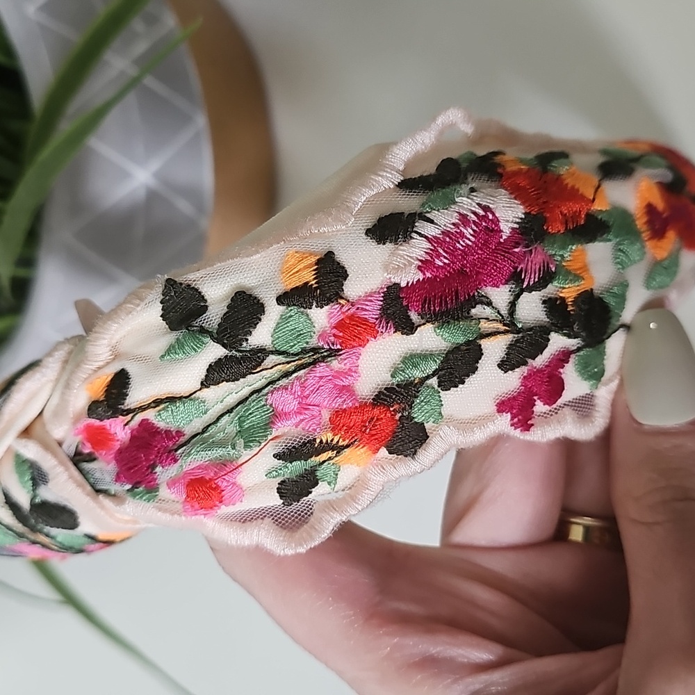 NWOT Floral Embroidered Top KnotHeadband - Picture 6 of 6